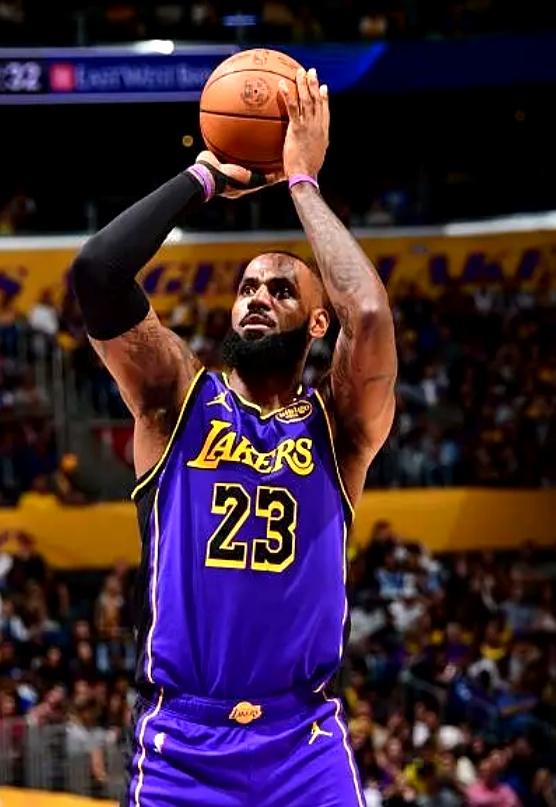 BBIN体育真人-包含詹皇暴扣助队得分领先，赢得球迷赞誉的词条